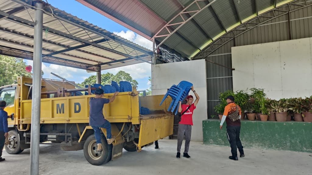 May be an image of 4 people, service vehicle and text that says 'M MD D GGIES ISUZU'