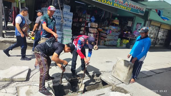 May be an image of 5 people, street and text that says 'DAI RUNCIT RUNCIVING ~ AOMI12 超 OMBAKAUT11 OMBAK AUT11 09/09/2025 09/09 2025 09:43'