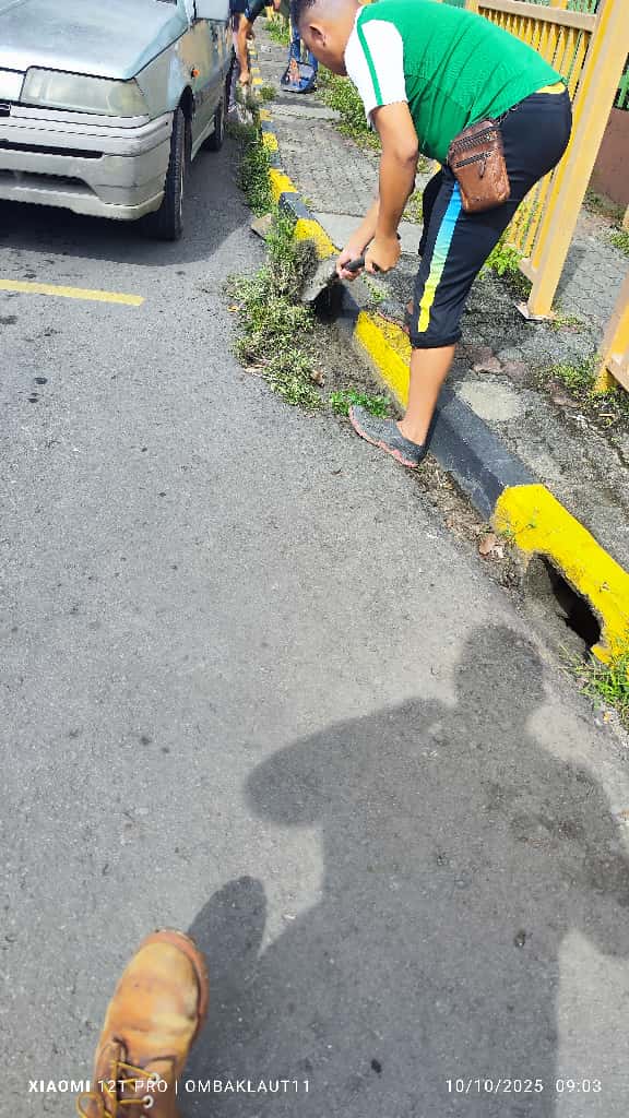 May be an image of grass and text that says 'KHCC XIAOMI12TPRO| XIAOMI 12 2TPRO .1211 T 1 10/10/2025 09:03'