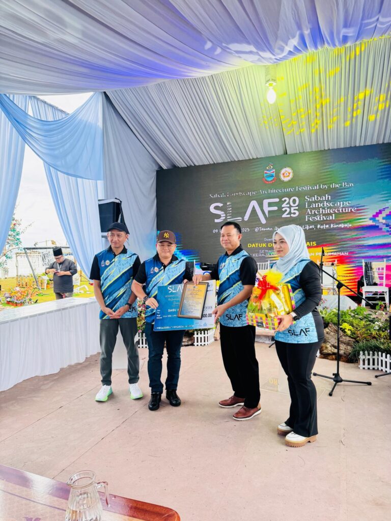 May be an image of ‎one or more people, dais and ‎text that says '‎Ae Salile: SLAF 2 Architecture ape 1 hiteciure Festival by theB Sabah S AF rchitecture Festival 09 025 @Tapan Likas, KoTR Kinapaja سه 손후 AIS DATUK OATH Ⅲ SLA BAOS BAST だいき 100.00 Nan PES SLAF DH 地‎'‎‎